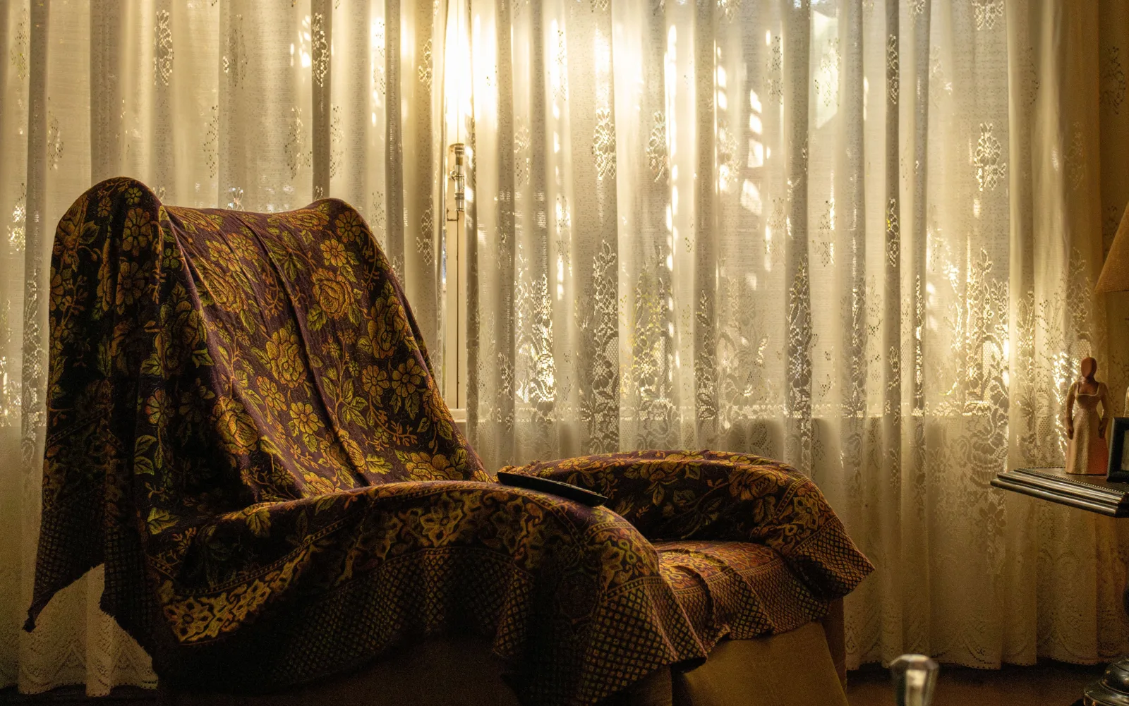 Fauteuil près d’une fenêtre dans un intérieur calme et habité