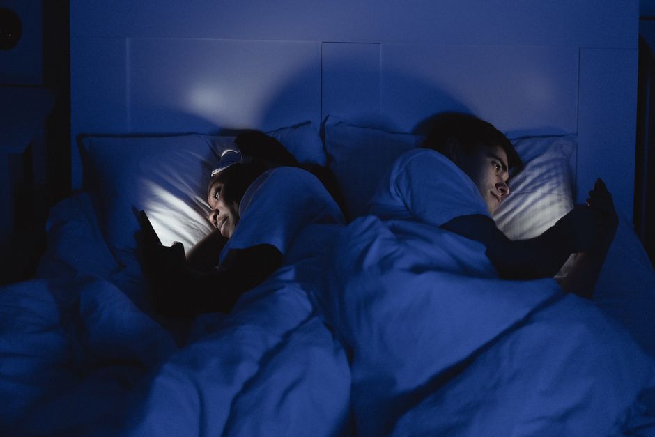 Écrans le soir : que change la lumière bleue
